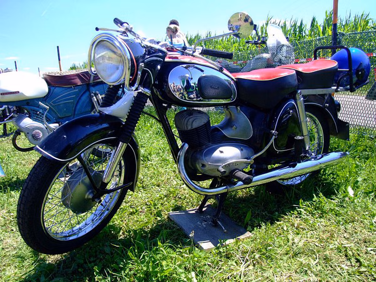 Năm 1928, DKW là nhà máy sản xuất mô tô lớn nhất thế giới lúc bấy giờ. Từ năm 1932, DKW sáp nhập với Audi, Horch và Wanderer để thành lập hãng xe Auto Union, tiền thân của hãng Audi sau này. Ảnh: Mẫu DKW RT-200 còn khá tốt tại Châu Âu.