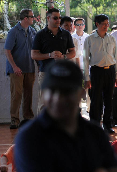 Không khó để nhận ra họ với những cặp kính đen luôn thường trực trên khuôn mặt.