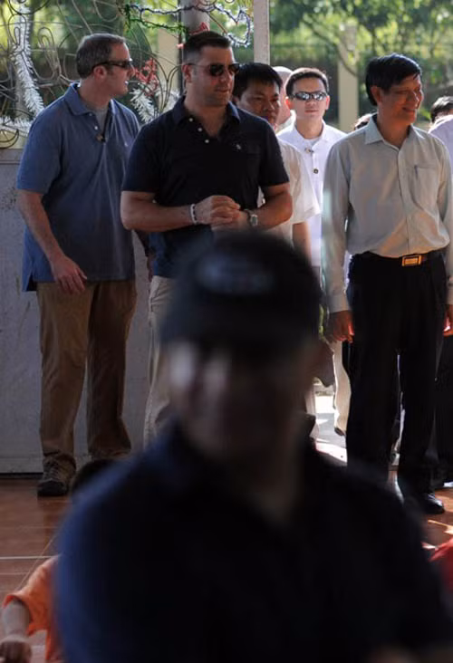 Không khó để nhận ra họ với những cặp kính đen luôn thường trực trên khuôn mặt.