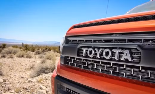 Phiên bản này còn có hệ thống đèn pha đen tuyền, lưới tản nhiệt hầm hố với Logo "TOYOTA" nổi bật...