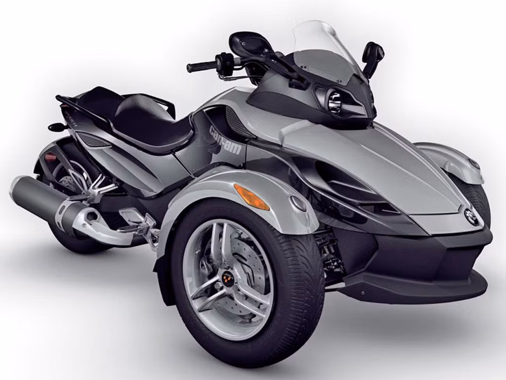 Can-Am Spyder được thiết kế với 2 bánh trước có nhiệm vụ dẫn lái và truyền động từ một bánh sau. Chiếc xe có tổng trọng lượng ở mức 420 kg, với vị trí ngồi rộng rãi cho cả người lái và người ngồi sau.