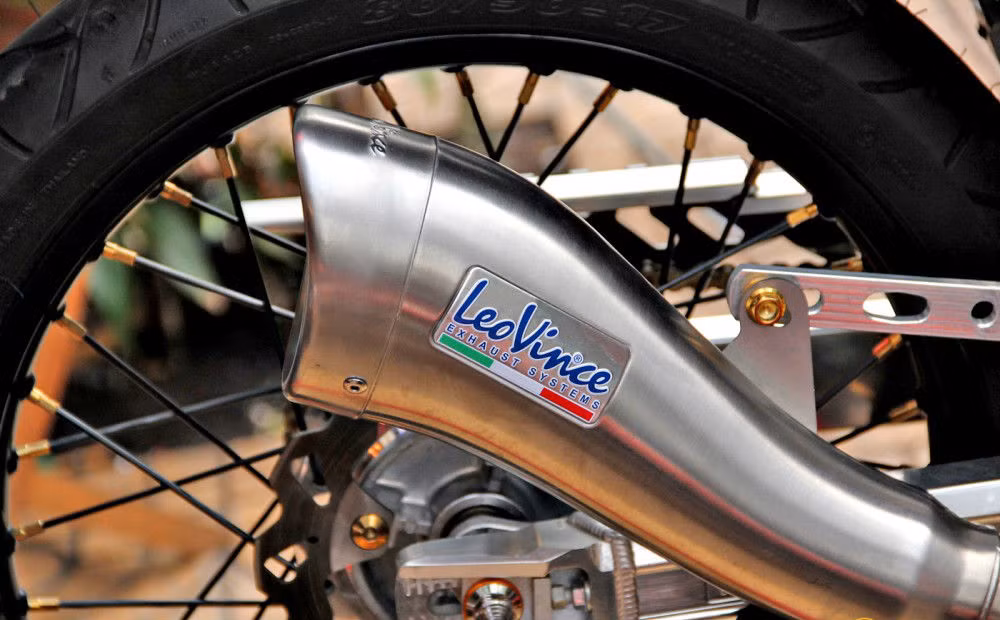Để phù hợp với vẻ hầm hố của dàn áo, xe trang bị thêm ống pô LeoVince Corba tăng thêm nét quyến rũ cùng âm thanh đầy khiêu khích.