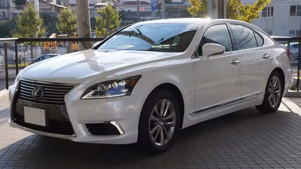 Lexus LS 600h L AWD: Xe được trang bị động cơ V8 5.0L kết hợp cùng 2 mô-tơ điện cho tổng công suất 438 mã lực. Xe trang bị hộp số vô cấp cùng hệ dẫn động 4 bánh AWD cho khả năng tăng tốc từ 0-100 km/h trong 5,6 giây và tốc độ tối đa giới hạn điện từ là 210 km/h.
