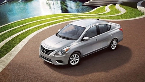 Nissan Versa: Điểm nhấn nổi bật nhất không thể bỏ qua của xe chính là hệ thống Around View Monitor giúp người lái có thể dễ dàng vượt qua tình huống vô cùng khó khăn ở bãi đỗ xe. Bạn cũng có cơ hội được thử nghiệm hệ thống giải trí Bluetooth và NissanConnect.