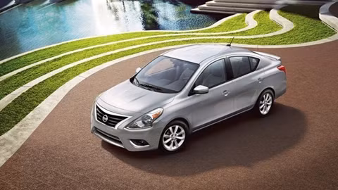 Nissan Versa: Điểm nhấn nổi bật nhất không thể bỏ qua của xe chính là hệ thống Around View Monitor giúp người lái có thể dễ dàng vượt qua tình huống vô cùng khó khăn ở bãi đỗ xe. Bạn cũng có cơ hội được thử nghiệm hệ thống giải trí Bluetooth và NissanConnect.
