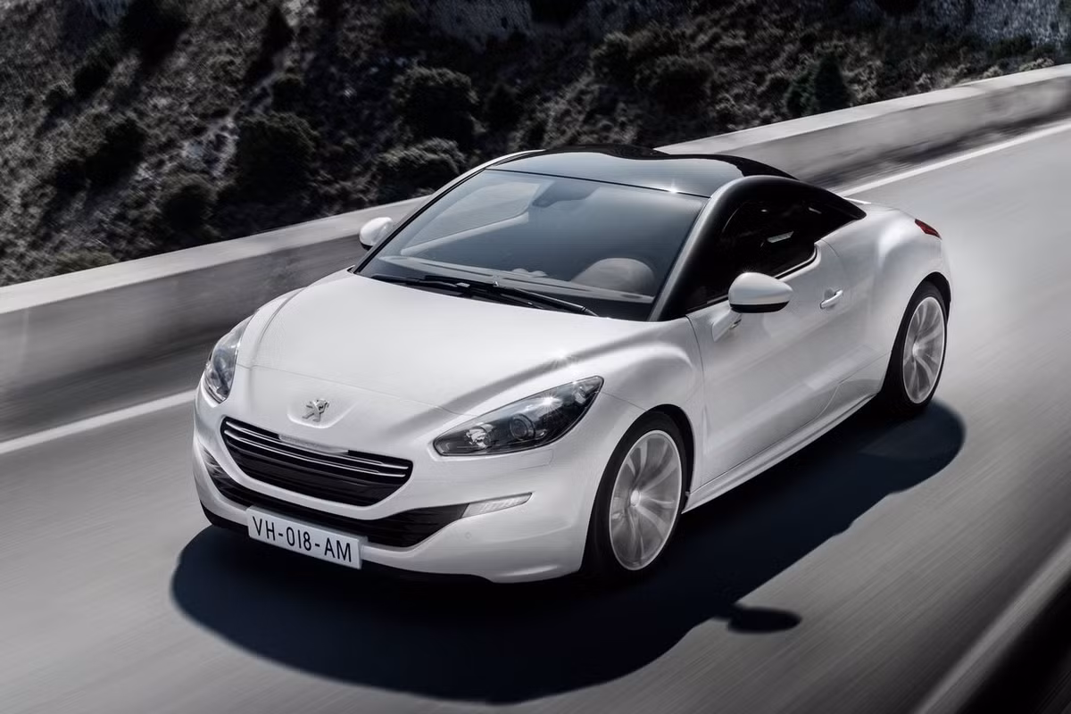 Ngoài ra RCZ còn có một phiên bản động cơ 2.0L mạnh mẽ mang tên RCZ R. Phiên bản này được trang bị động cơ PSA mạnh mẽ nhất từ trước đến nay của hãng xe Pháp.