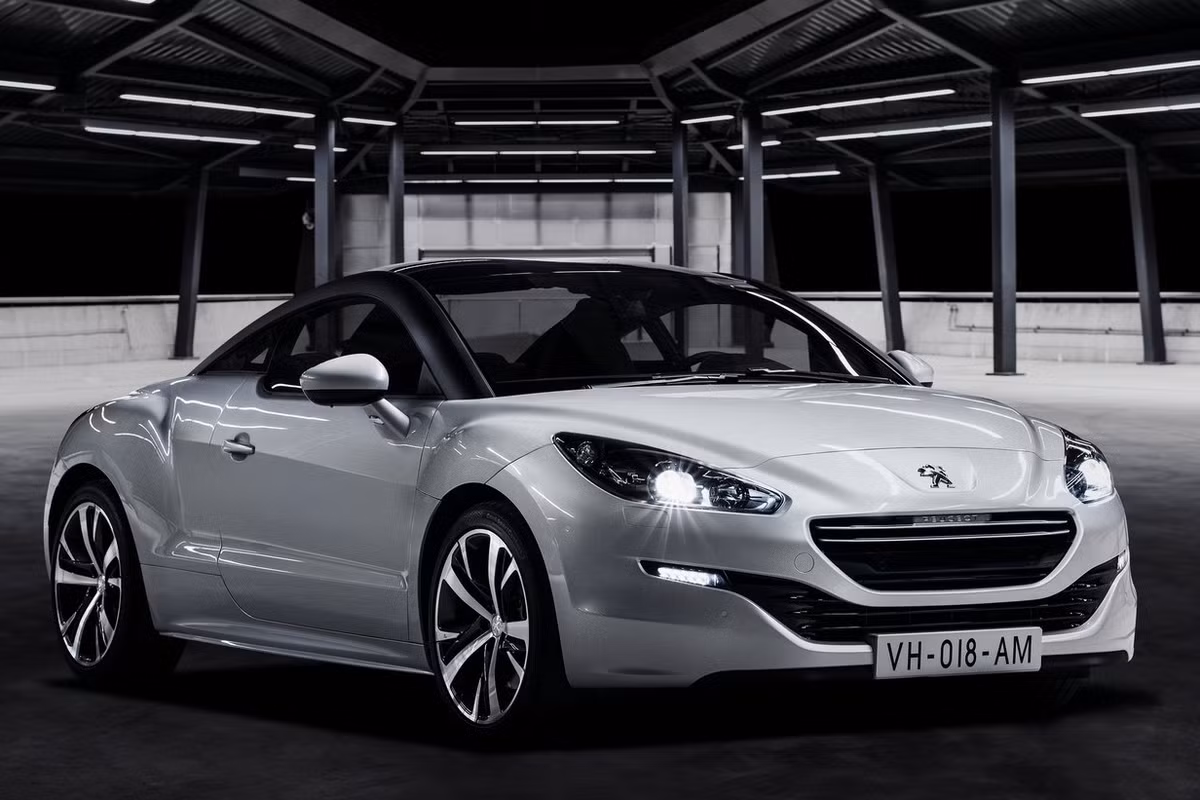 Peugeot RCZ 2014 được giới thiệu với 3 phiên bản động cơ. Trong đó hai phiên bản được trang bị động cơ xăng tăng áp dung tích 1.6L có công suất lần lượt là 154 mã lực và 197 mã lực . Một phiên bản khác trang bị động cơ Diesel 2.0L tăng áp công suất cực đại 161 mã lực. Sức mạnh động cơ được truyền qua hệ dẫn động cầu trước và hộp số sàn 6 cấp hoặc tự động 6 cấp.