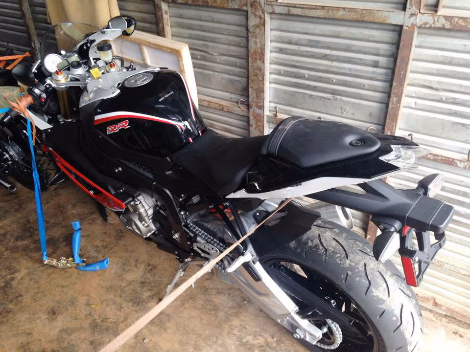 BMW S1000RR màu đỏ-đen cũng chào hàng ở Sài Gòn trong đợt này. S1000RR được xếp vào hàng những siêu mô tô mạnh mẽ nhất thế giới với khối động cơ 1.000 phân khối, sức mạnh 193 mã lực. Ảnh: BostonRider.