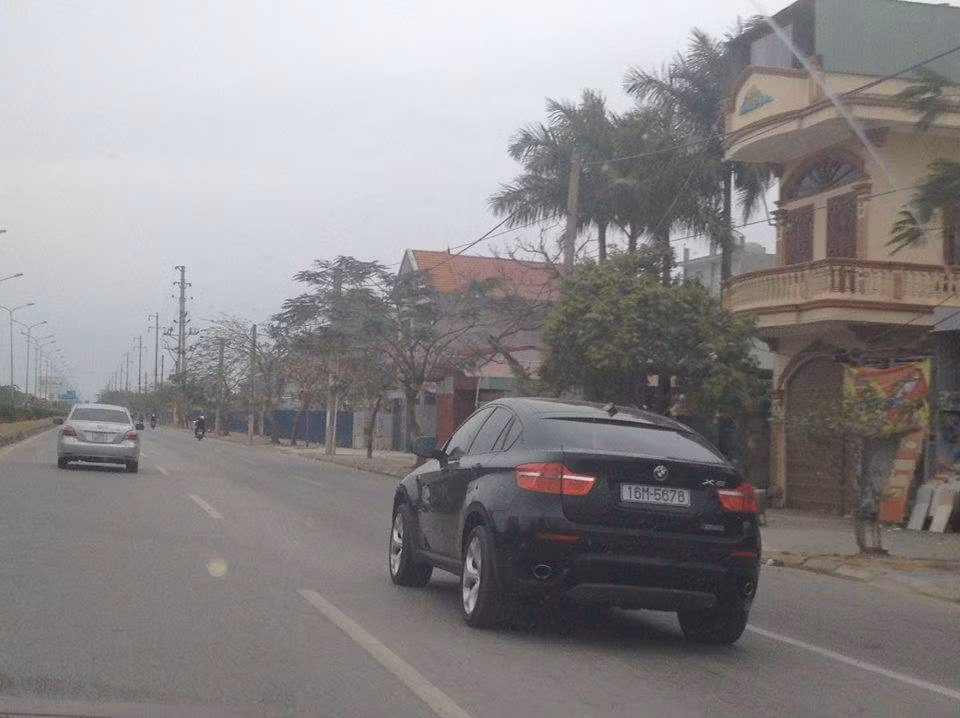 Giá trên thị trường của BMW X6 vào khoảng 3,3 tỷ đồng. Chiếc xe nổi bật với chiếc mui tuyệt đẹp và phần đuôi quyến rũ. Trong ảnh là "người anh em" X6 mang biển tiến 5678 của một đại gia ở quận Kiến An.
