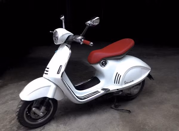 Vespa 946 tự chế của thợ Việt gần như giống hoàn toàn so với xe chính hãng. Ảnh: Autocar.