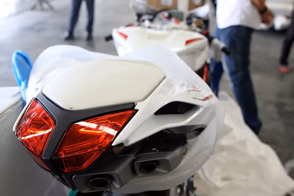 Đuôi xe thiết kế hiện đại với cụm ống xã đút đít 4 ống hình chữ nhật.