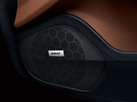 Đặc biệt, khách hàng có thể lựa chọn một chiếc Cadillac DockSpot mới với bộ sạc cảm ứng thông minh không dây và hệ thống âm thanh hoàn hảo với loa Bose.