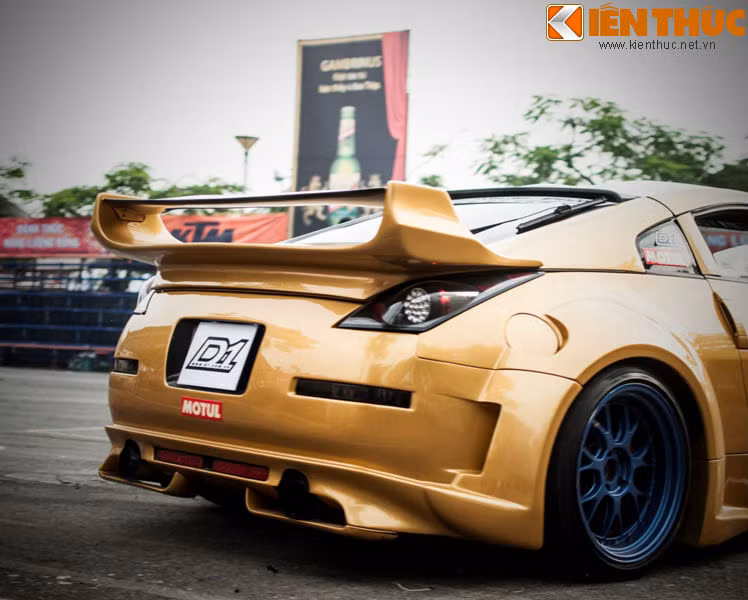 Xe được trang bị bộ la-zăng thể thao, phanh D2 chất lượng cao chuyên dành cho drift, hệ thống treo với 3 chế độ điều chỉnh độ cao và hệ thống con đội tự động có thể tự nâng xe lên mà không cần đến con đội thông thường.