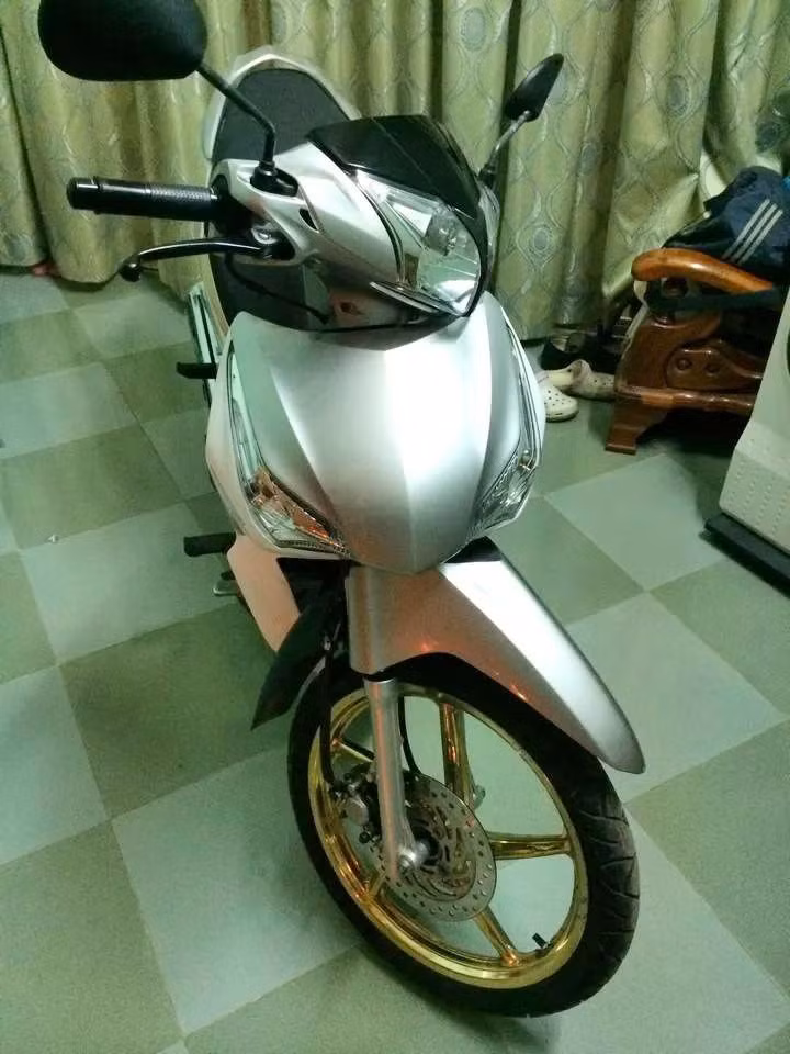 Dòng xe này có vẻ như phù hợp với người đứng tuổi hơn là thanh niên nên nó có cách độ đơn giản không màu mè như các loại Honda Wave hay Honda Dream để vẫn giữ được vẻ lịch lãm vốn có.