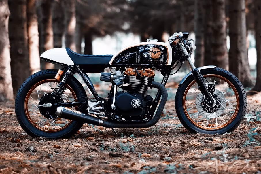 Điểm nổi bật nhất của chiếc Cafe Racer từ Renard Speed là sở hữu nước sơn màu cà phê như chính tên gọi của dòng xe huyền thoại này, cách phối màu hết sức ăn ý, đồng đều quá sắc nét.