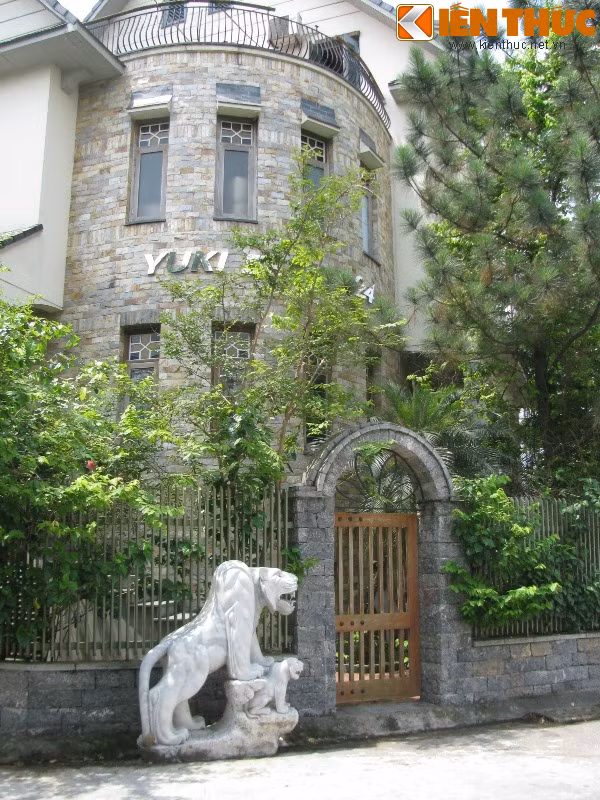 Dọc tường rào và cổng phụ, gia chủ còn bố trí thêm 2 chú sư tử trắng đứng canh cổng. Được biết, tòa biệt thự này hiện đang là cơ sở kinh doanh mà theo những nhân viên ở đây, việc đặt sư tử trước cổng thể hiện mong muốn về tiền tài của ông chủ.