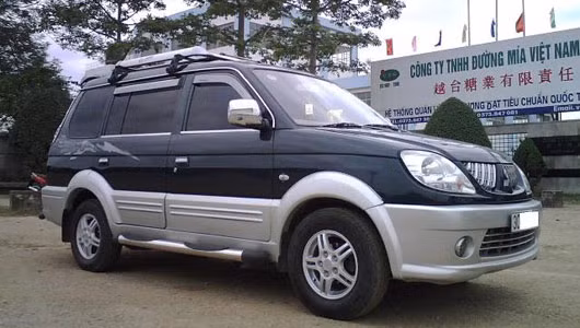 Mitsubishi Jolie SS là phiên bản cao nhất trong dòng xe Jolie, ra mắt từ năm 2004 - 2005, được trang bị động cơ phun xăng điện tử 4 xi-lanh, dung tích 2.0L, công suất 123 mã lực. Loại này được nhiều người tiêu dùng ưa chuộng bởi hiệu quả sử dụng cao, tiết kiệm nhiên liệu, “ăn” khoảng 9 lít xăng/100km (đường trường) và khoảng 12 lít xăng/100km (đường đô thị).