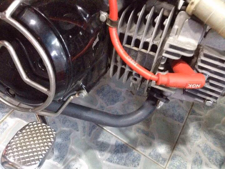 Xe mang đầu nòng ống hơi "Made in Thailand", cùng bình xăng được lấy từ Honda Future và tăng áp NGK.