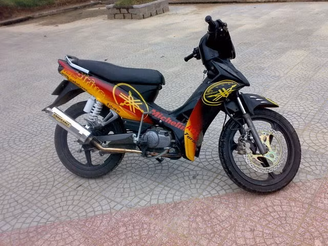 Dàn áo nổi bật và pô xe được độ lại cá tính.