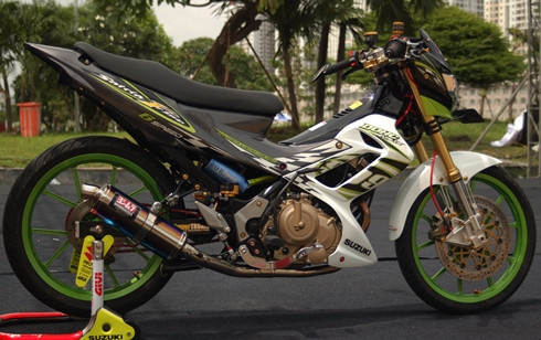 Trong khi đó, chiếc côn tay Raider R150 phối màu lông chuột-trắng lại nổi bật với thắng đĩa cỡ lớn...