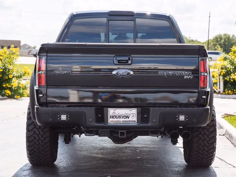 Ngoài ra, hệ thống chiếu sáng cũng được trang bị “khủng” với dàn đèn pha ở cản trước.