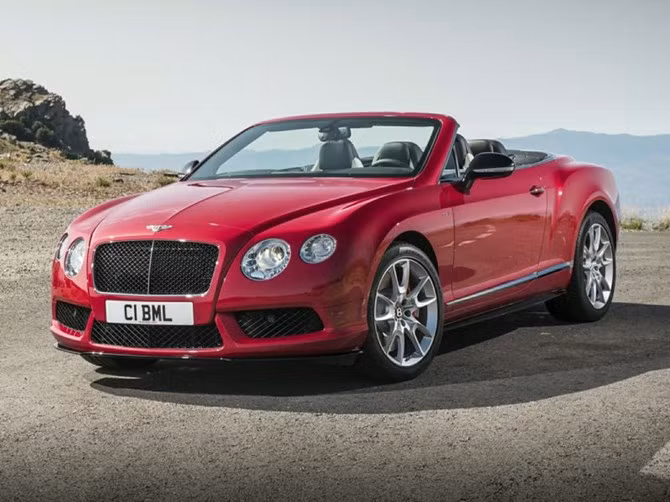 Bentley Continental GTC 2015 có giá 250.000 USD: Chiếc xe được trang bị động cơ V8 dung tích 4.0 lít, tăng áp turbo, sản sinh công suất 521 mã lực và mômen xoắn cực đại 680 Nm. Phụ trách truyền động là hộp số tự động 8 cấp, giúp Continental GTC tăng tốc từ 0-100km/h trong 4,3 giây và đạt vận tốc tối đa 309 km/h.