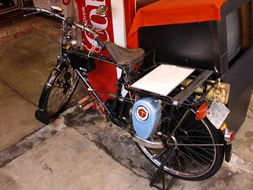 Năm 1958, mẫu xe Bridgestone đầu tiên xuất hiện trên thị trường có tên gọi BS-21 "Bambi" với dung tích xi-lanh 26cc, sau đó được nâng cấp trở thành B-31 (38.5cc) và BS-41 (49cc). Những xe gắn máy này bán rất chạy và tạo nên thương hiệu Bridgestone nổi tiếng.