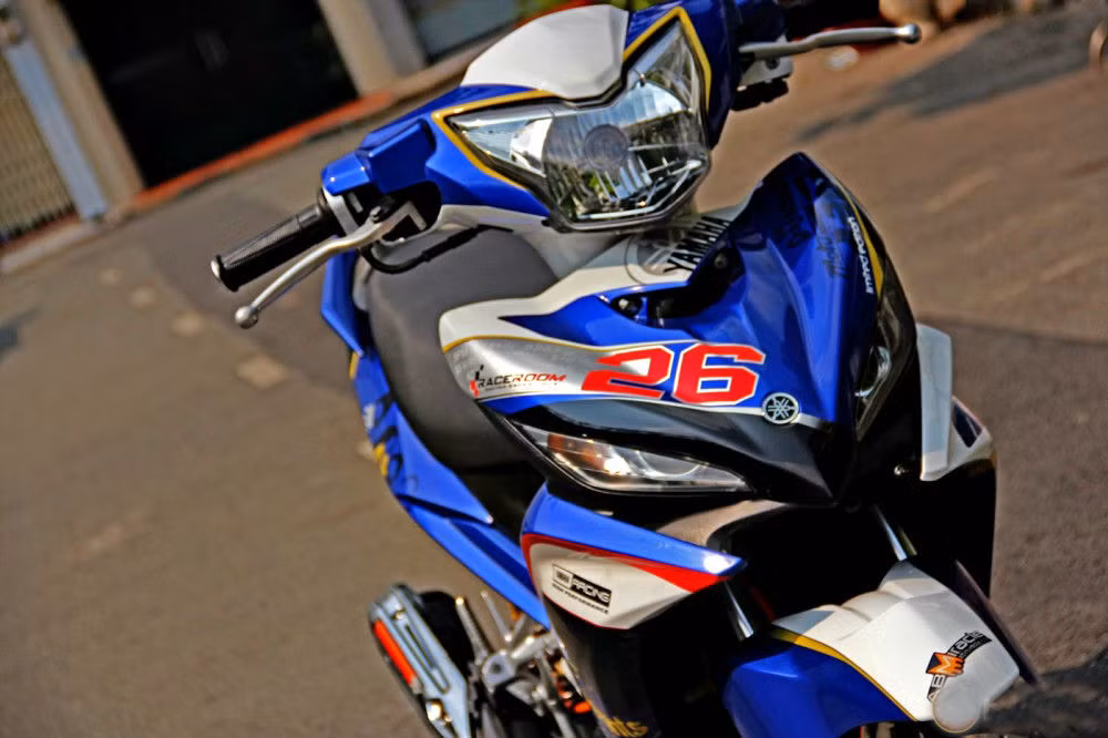 Bản độ Doublemints lấy màu chủ đạo là xanh, pha chút trắng và xen kẽ những đường chỉ vàng - đỏ tạo điểm nhấn cũng như tăng tính thể thao cho xe.