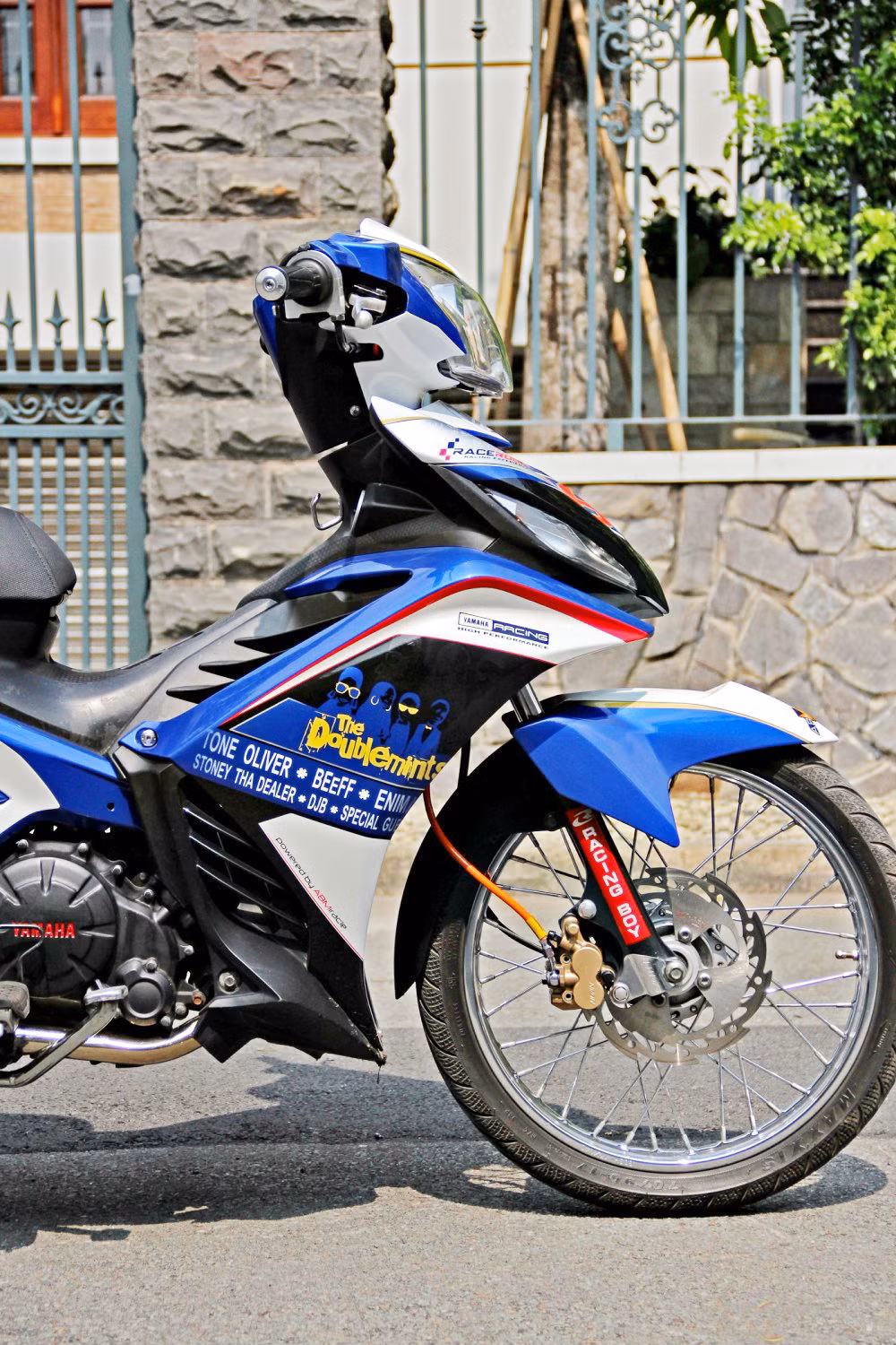 Những dòng chữ thể hiện độ độc, hiếm của xe được khắc lên hai bên thân xe.