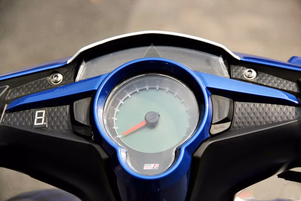 Xe trang bị đồng hồ Uma Racing.