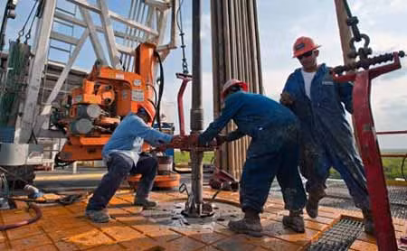 Dầu được hút ra khỏi giếng bằng hệ thống bơm. Trong hệ thống này, motor điện sẽ điều khiển hộp số làm dịch chuyển một đòn bẩy. Đòn bẩy này nâng và hạ một ống thép. Hệ thống sẽ khiến chiếc bơm đi lên đi xuống, tạo ra một lực hút rút dầu lên khỏi giếng.