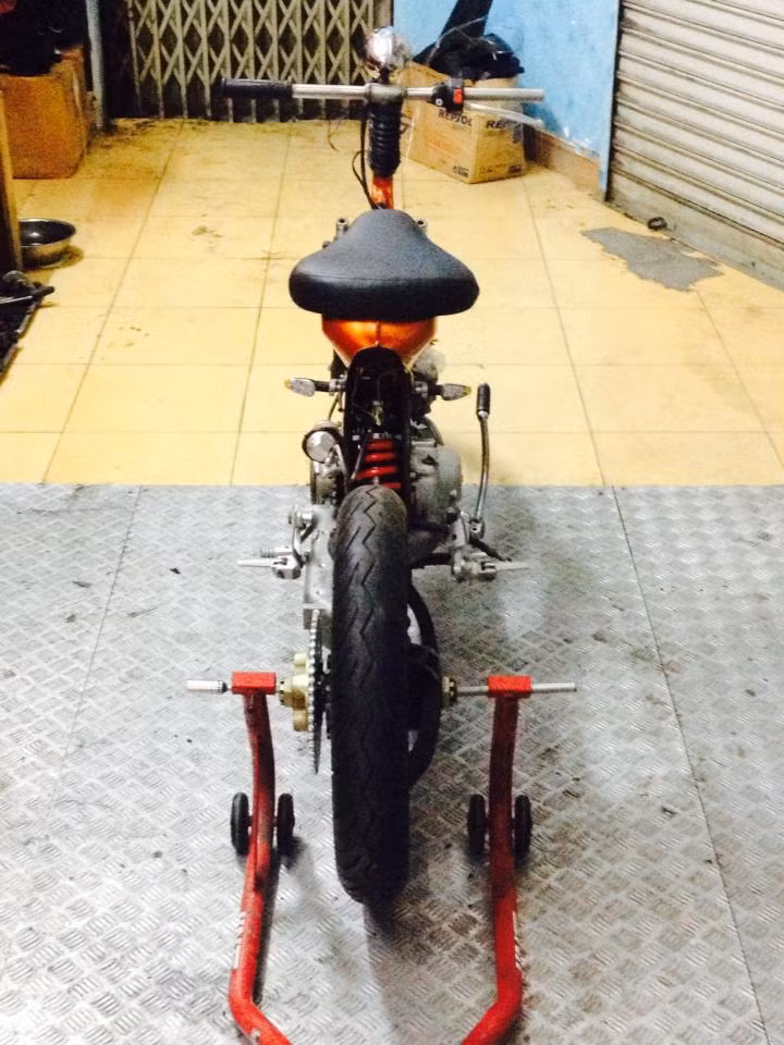 Phuộc Monoshock được trang bị cho xe, nhìn quá dữ dằn so với xe nguyên bản.