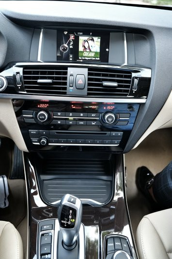 Hệ thống iDrive cơ bản, chỉ có bluetooth và USB nghe nhạc. Tuy nhiên, bản 28i có trang bị thêm hệ thống Hifi 16 loa.