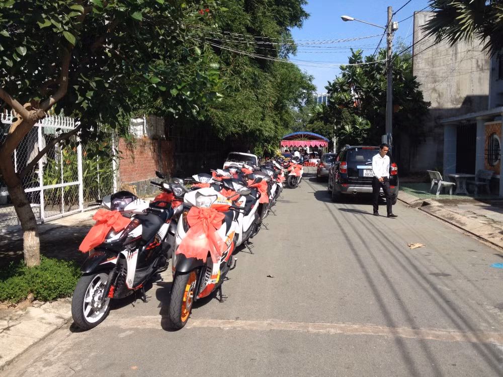 Khâu chuẩn bị hết sức chuyên nghiệp, các xe SH với nhiều kiểu độ khác nhau đều sáng bóng và được thắt nơ đỏ - biểu tượng của sự hoan hỉ - trước đầu xe.