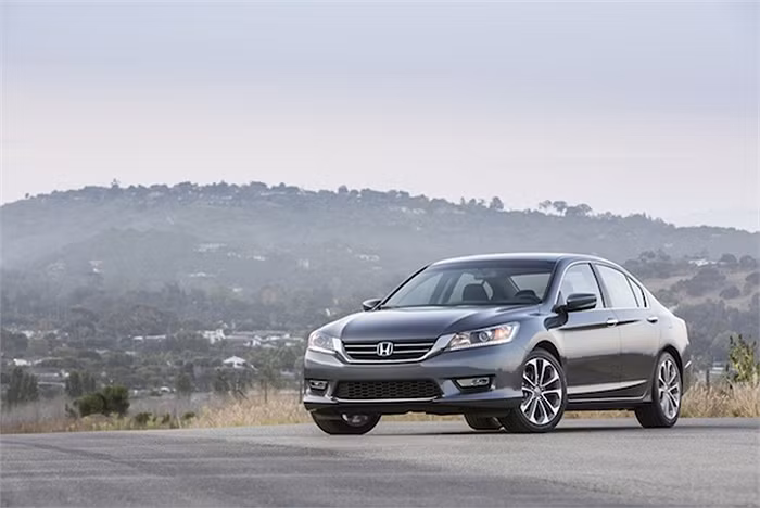 2. Honda Accord thực sự tạo nên bước đột phá trong tháng 8 vừa rồi khi tiêu thụ được 51.075 xe, nâng tổng doanh số kể từ đầu năm đạt 271.426 chiếc. Có lẽ con số này chưa ngừng tăng từ giờ cho đến cuối năm.