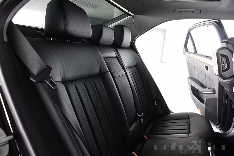 Hệ thống nút bấm được bố trí khá chắc chắn và gọn gàng. Mercedes E300 trang bị ghế chỉnh điện cho cả 2 vị trí ghế phía trước cùng với bộ nhớ vị trí ghế. E300 trang bị thêm hệ thống đèn viền ở phía trước và trên cửa mang lại một không gian ánh sáng sang trọng và lãng mạn cho xe.