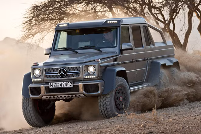 Mercedes-Benz G63 AMG 6x6 2015 giá bán 615.000 USD. Xe có thiết kế cực hầm hố với 6 bánh xe, 8 chỗ ngồi và nhiều công nghệ khác biệt