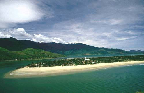 Ngoài những bãi biển lâu đời và rất nổi tiếng, ở miền Bắc còn nhiều bãi biển đẹp và lượng khách chưa đông. Trà Cổ (Quảng Ninh) cách Hà Nội khoảng 300km nhưng đường đẹp, dễ đi và có nhiều phương tiện. Nơi đây được mệnh danh là bãi biển trữ tình nhất Việt Nam với bãi tắm rộng và bằng phẳng, với cát trắng mịn và nền nước biển xanh.