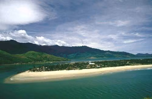 Ngoài những bãi biển lâu đời và rất nổi tiếng, ở miền Bắc còn nhiều bãi biển đẹp và lượng khách chưa đông. Trà Cổ (Quảng Ninh) cách Hà Nội khoảng 300km nhưng đường đẹp, dễ đi và có nhiều phương tiện. Nơi đây được mệnh danh là bãi biển trữ tình nhất Việt Nam với bãi tắm rộng và bằng phẳng, với cát trắng mịn và nền nước biển xanh.