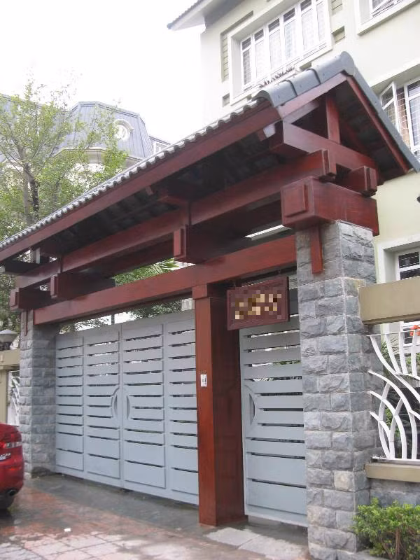 Đối lập với chiếc cổng kiên cố, bề thế kết hợp giữa hai vật liệu sắt và đá trong khu Manor (Mỹ Đình, quận Từ Liêm).