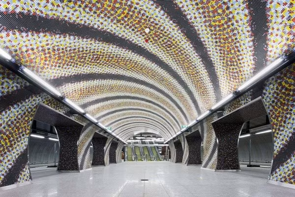 Trạm xe bus, tàu điện ngầm đẹp nhất (giải hội đồng chuyên môn/bình chọn trực tuyến): Ga tàu điện ngầm Fovam ter Szent Gellert, Budapest.