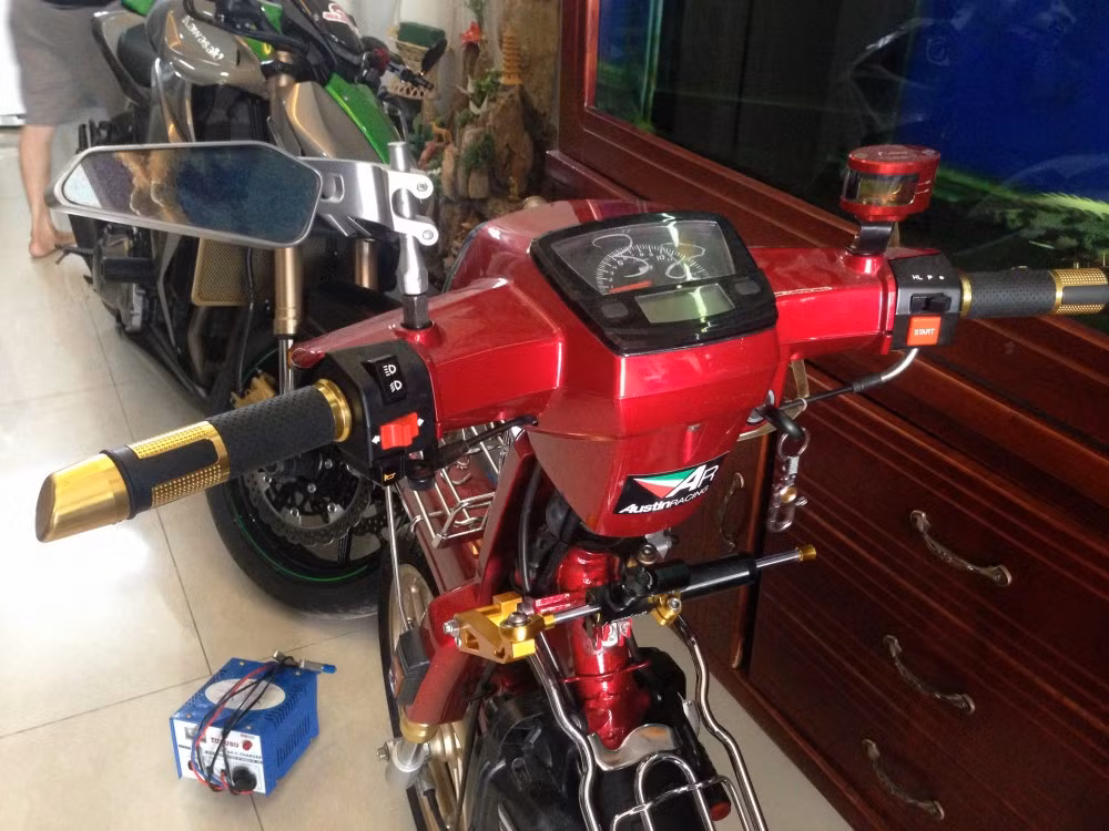 Xe trang bị nhiều đồ chơi cá tính và nổi bật như: Đồng hồ koso Dream, bao tay Rizoma Lux, gù xéo, kính Rizoma 851...