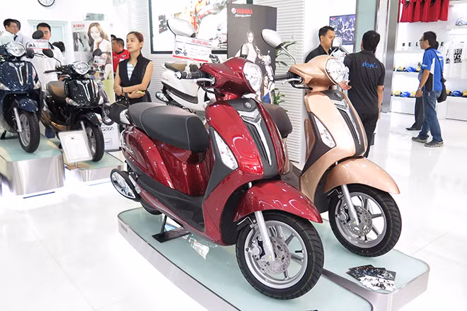 Ở trung tâm của showroom là cặp đôi xe Nozza Grande, sản phẩm ăn khách nhất của Yamaha trên thị trường hiện nay.