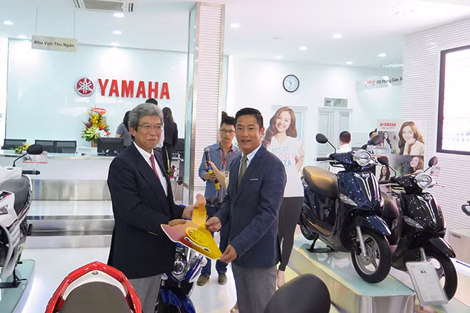 Ông Ono Masaru, Tổng giám đốc Yamaha Việt Nam đã tự mình mua một chiếc Nouvo GP màu xanh ngay trong lễ khai trường Yamaha Town Hà Nội và nhận chìa khoá tượng trưng từ ông Hoàng Hà, Giám đốc Marketing của Yamaha Việt Nam.