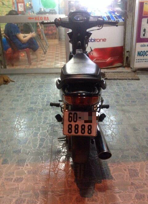 " Xác" xe là Honda Wave Anfa lốc đen đời 2003. Biển tứ quý 8 siêu đẹp khiến nhiều dân chơi xuýt xoa.