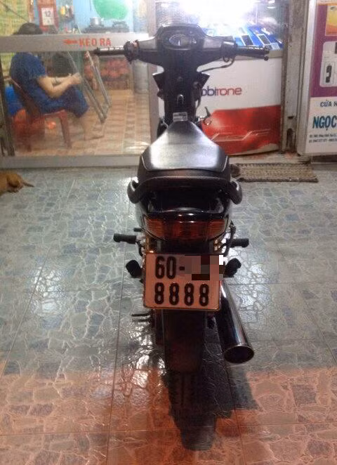 " Xác" xe là Honda Wave Anfa lốc đen đời 2003. Biển tứ quý 8 siêu đẹp khiến nhiều dân chơi xuýt xoa.