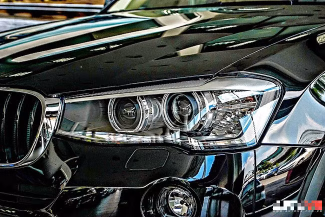 Lưới tản nhiệt được thay đổi bắt mắt hơn, cản trước và cản sau cũng đã được cải tiến mang kiểu dáng mới mẻ, đèn tín hiệu nay được tích hợp trên gương chiếu hậu - tất cả những yếu tố trên là dấu ấn đặc trưng có thể thấy trên tất cả dòng xe BMW X hiện tại.