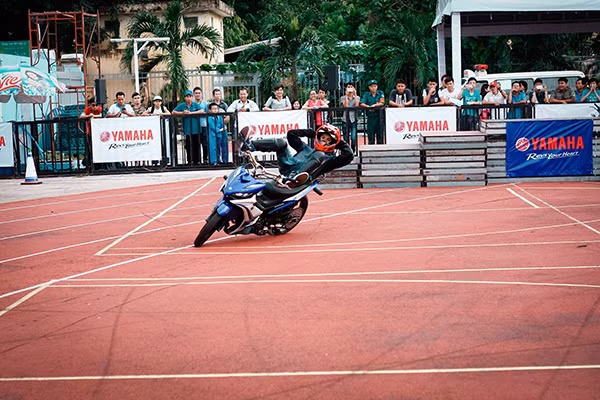 Những màn biểu diễn xe cực đỉnh của Stunter VietTuanGC tại Yamaha Rev Tour.