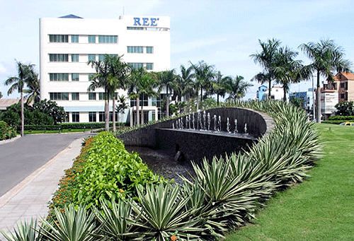 Cùng mức giảm 1.600 đồng/cổ phiếu còn có cổ phiếu REE của Công ty cổ phần Cơ điện lạnh, giảm xuống còn 22.300 đồng/cổ phiếu. Đây là công ty do bà Nguyễn Thị Mai Thanh làm chủ tịch. Cô con gái Nguyễn Ngọc Nhất Hạnh của bà Thanh sở hữu khá nhiều cổ phiếu REE và nằm trong top những triệu phú trẻ nhất trên sàn chứng khoán.