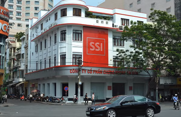 Cùng mức giảm 1.500 đồng, cổ phiếu SSI của Công ty cổ phần chứng khoán Sài Gòn chỉ còn 21.200 đồng. Đây cũng là một trong những cổ phiếu từng gây sốt thị trường.